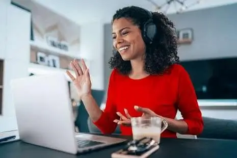 woman talkiing in online meeting